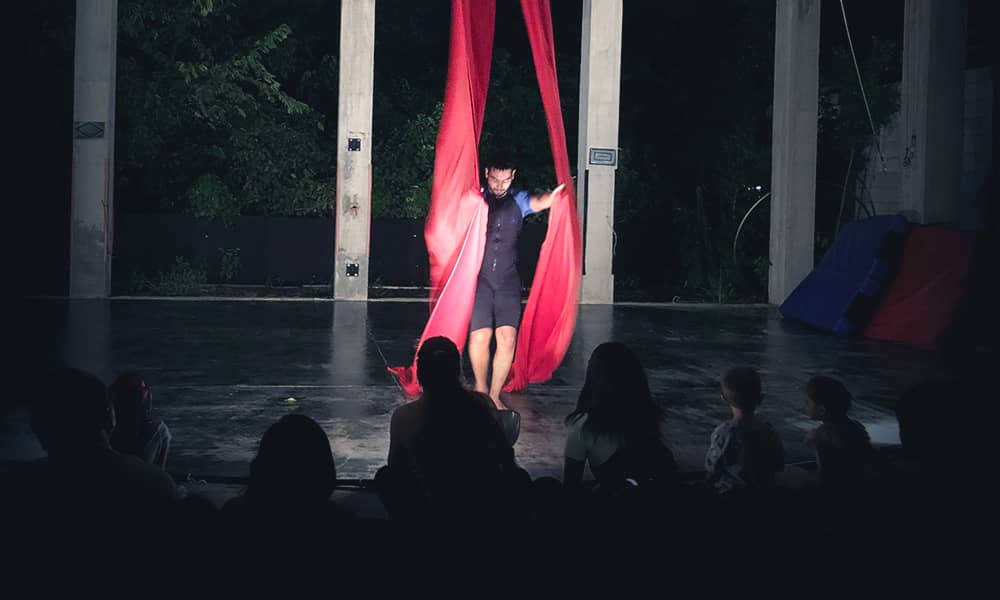 Acrobacia con telas en el Varieté de Circo